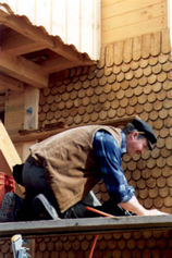 Georg Franz Albiez am Schindeln verlegen