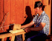 Georg Franz Albiez beim Schindeln machen auf dem "Schniedesel"